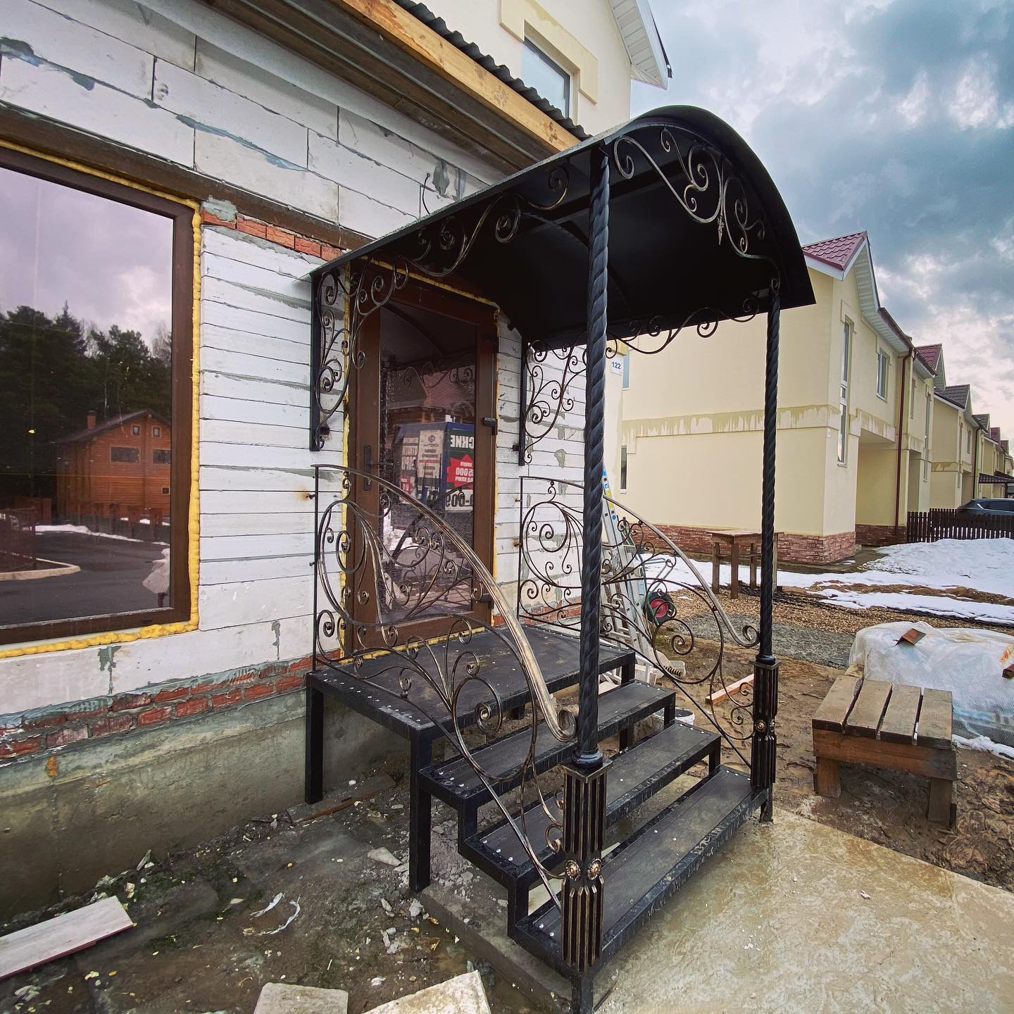 Как выбрать стекло, поликарбонат или металл для козырька над входом в Бологое